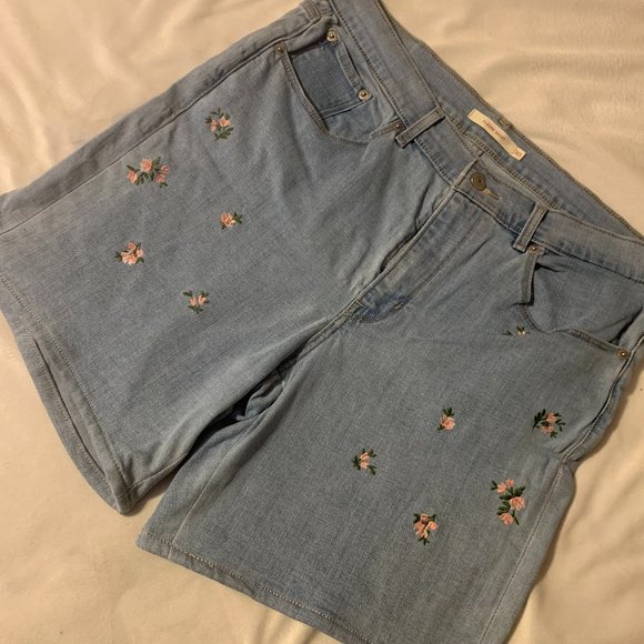 Levi's Size 30 Flower Shorts - Picture 2 of 5